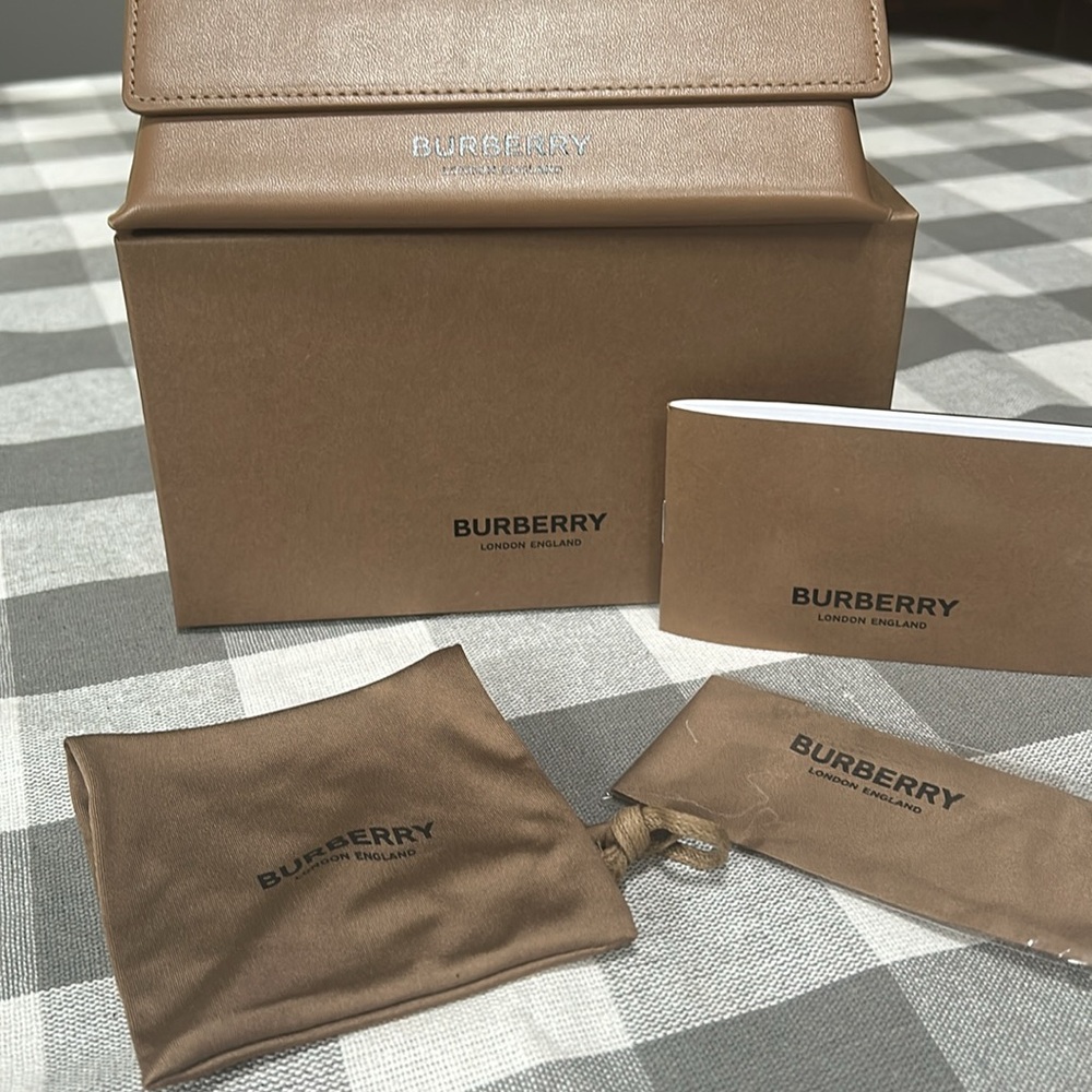 NEW Burberry Black Oversized Square Sunglasses - Picture 2 of 9